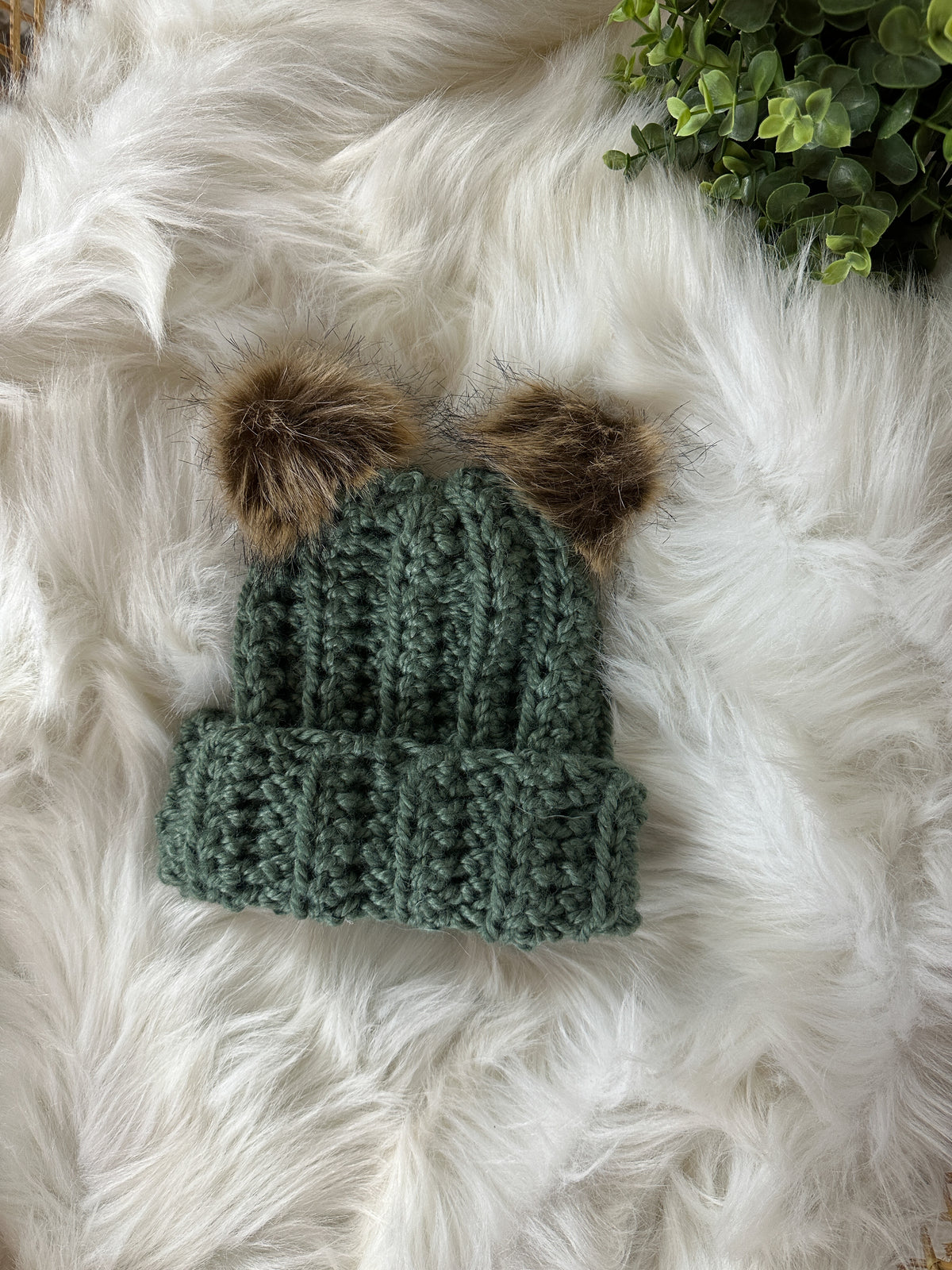 Hart Strings Medium Chunky Double Pom Crochet Toque